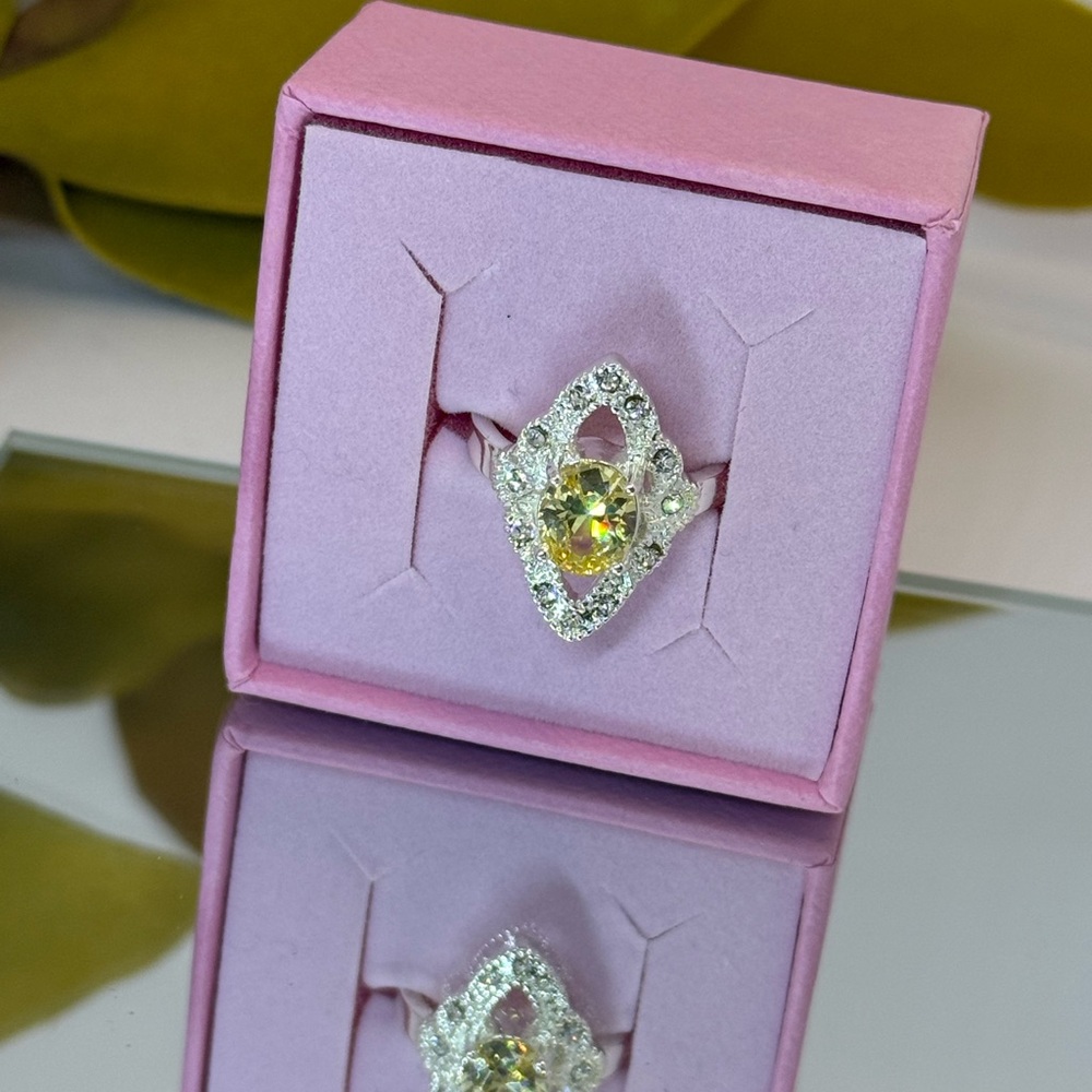 Elegant Silver and Yellow Gemstone Ring